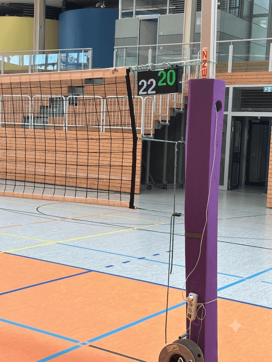 Volleyevents Scoreboard am Volleyballnetz mit Live-Spielstand 22:20